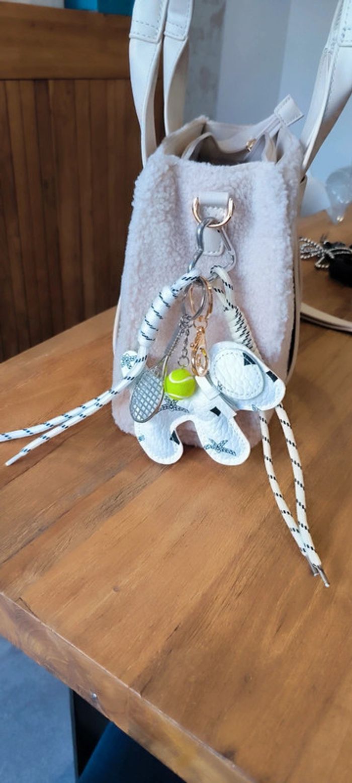Gri-gri de sac porte clés chien blanc tennis