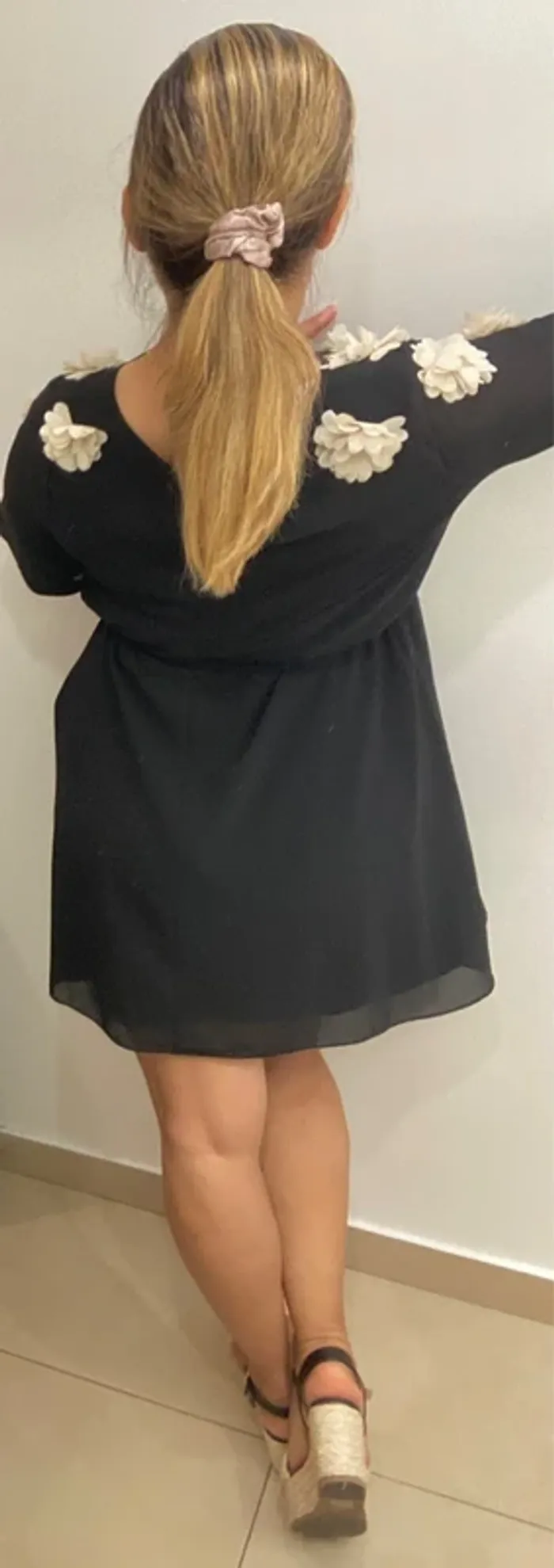 Superbe Robe Noire Chic Avec Fleurs - photo numéro 7