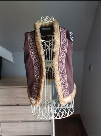 Veste sans manche avec fausse fourrure 
