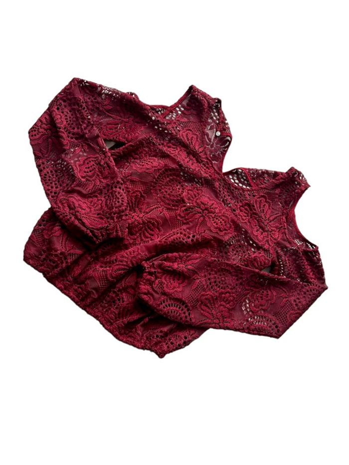Blouse en dentelle bordeaux avec épaules découvertes Hollister taille XS très bon état
