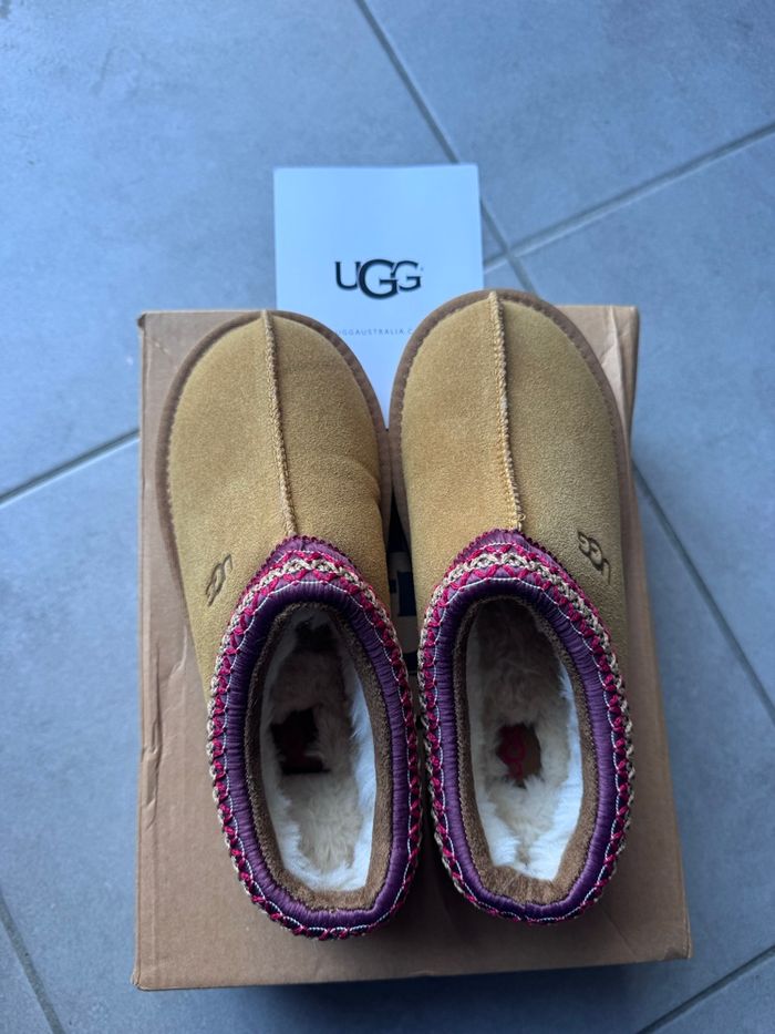 Paire de chaussons pantoufles UGG taille 38 - photo numéro 2