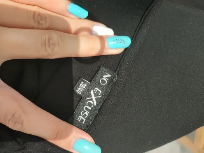 Robe moulante noire, dos nu avec plastron a l'avant - photo numéro 5