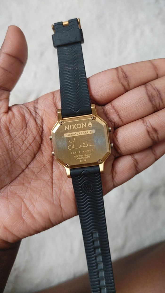 Magnifique montre Nixon en acier inoxydable doré bracelet en silicone noir Leila hurst - photo numéro 7