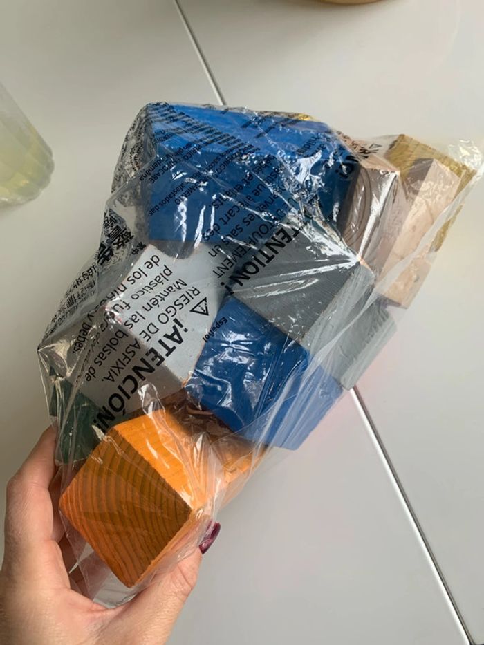 Lot de cubes et formes en bois