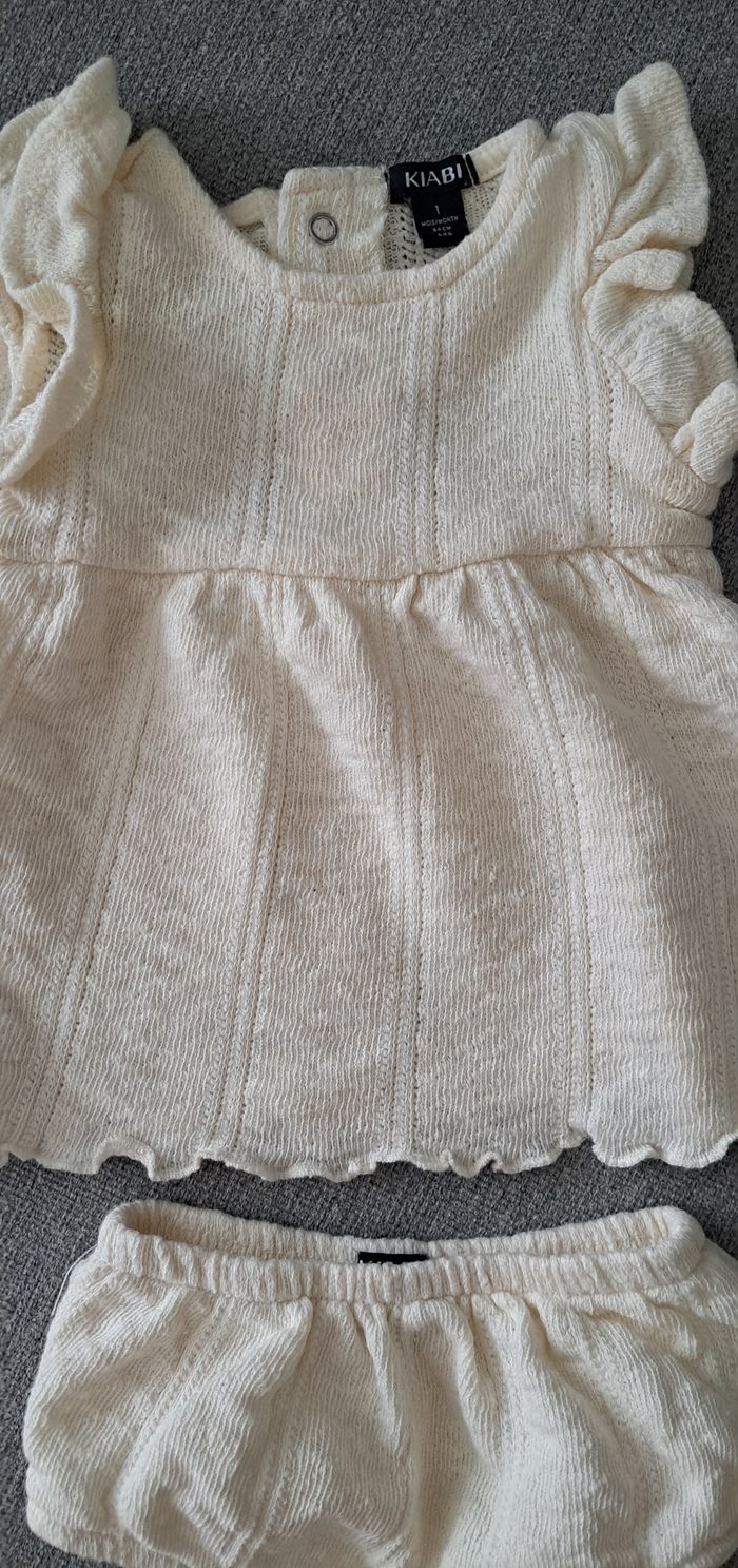 Jolie robe + cache couche 1 mois - photo numéro 2