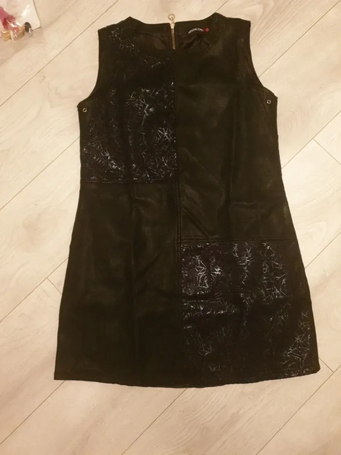 Robe noire en cuir avec motifs