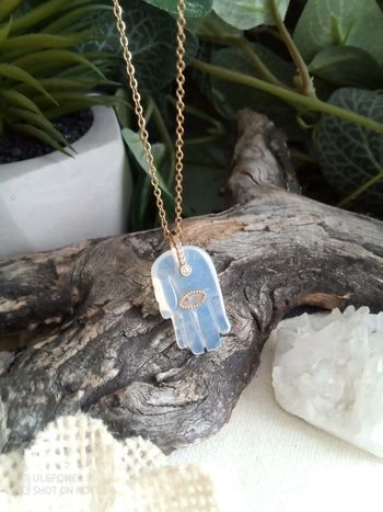 Collier talisman main en pierre opaline