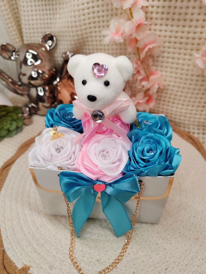 Box fleurale avec rose en satin - photo numéro 2
