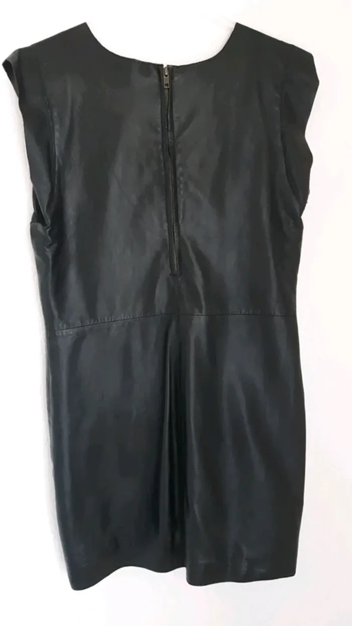 Robe en cuir noire - photo numéro 2
