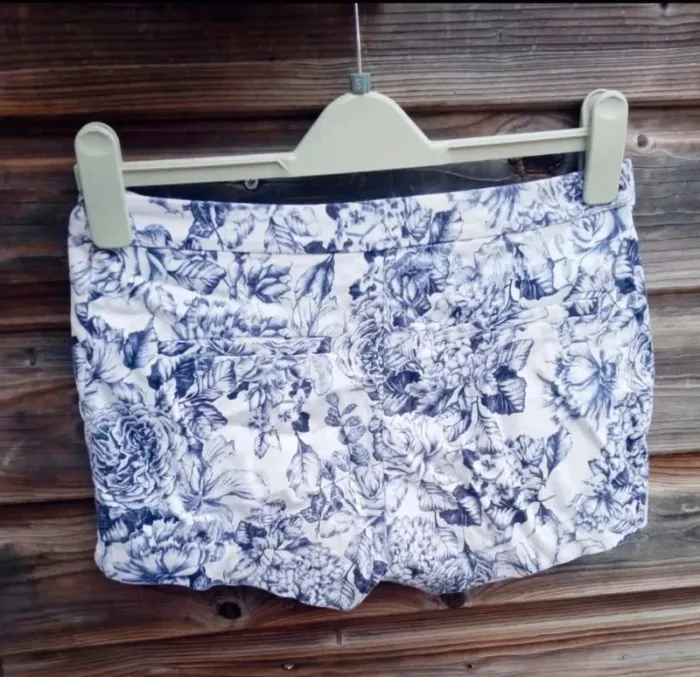 Short blanc et bleu fleuri H&M taille EUR S 36 - photo numéro 2