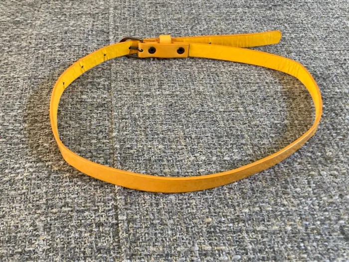 Ceinture en vinyl jaune - photo numéro 3