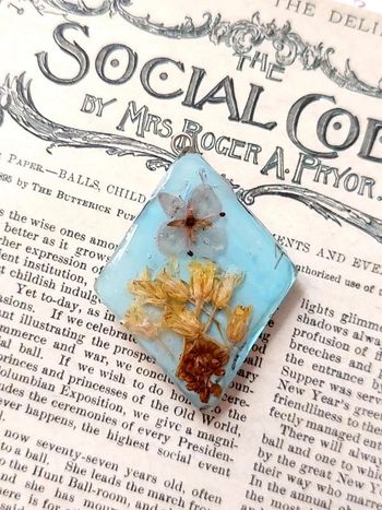 Magnifique pendentif forme losange, en résine