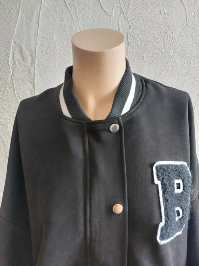 Veste Teddy noire avec lettrage Taille S - photo numéro 3