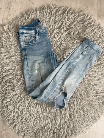 Jeans Zara effet troué bleu clair