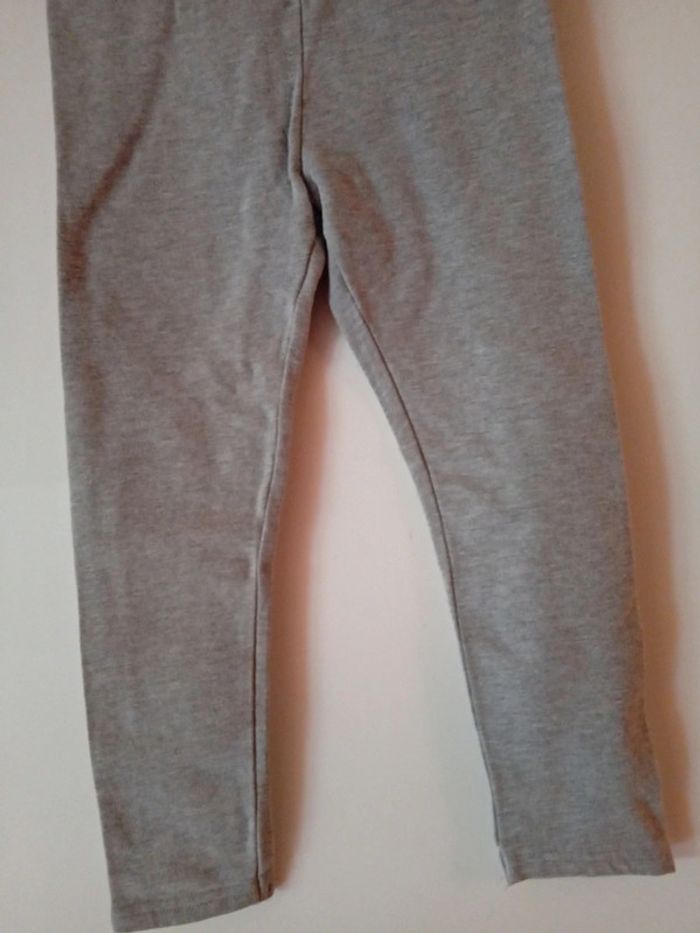 Joli legging gris. C&A. 7 ans - photo numéro 3