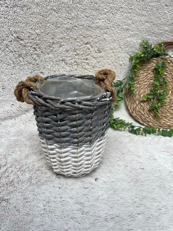 Cache pot / panier en rotin gris et blanc 
