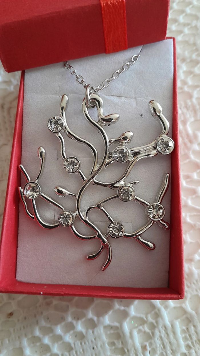 Collier "Arbre de vie" de Belle, du film Disney La Belle et la Bête - photo numéro 2