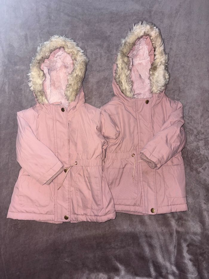 Lot de deux manteaux d’hiver 12 mois pour jumelles. - photo numéro 2