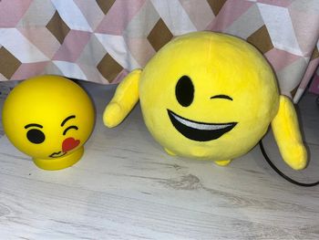 lot veilleuse et peluche Smiley