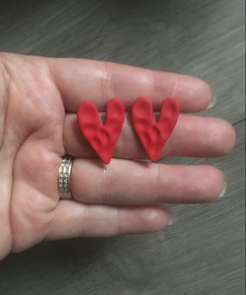 Boucles d’oreilles NEUVES femme forme de cœurs ♥️ effet martelé couleur rouge matte