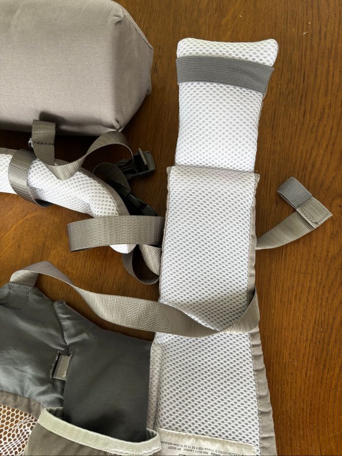 La différence principale est que le PhysioCarrier 2 est une solution tout-en-un (sans accessoire) avec une assise ajustable en largeur pour l’écart du bassin du nourrisson et une partie centrale ajustable en hauteur pour la taille de l’enfant (comme sur l - photo numéro 9