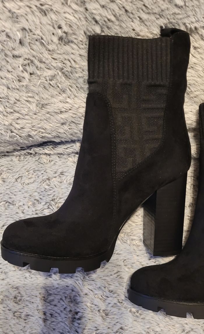 Bottines noires à jolis motifs - photo numéro 3