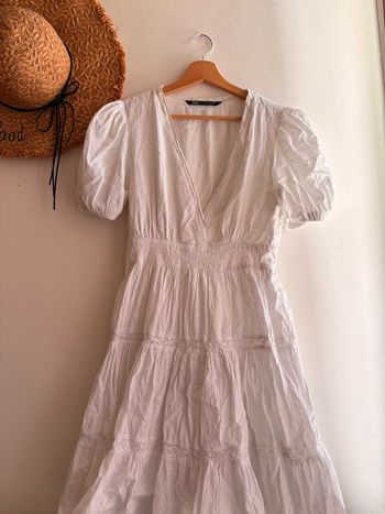 Robe blanche Zara brodée manches bouffantes – Taille S