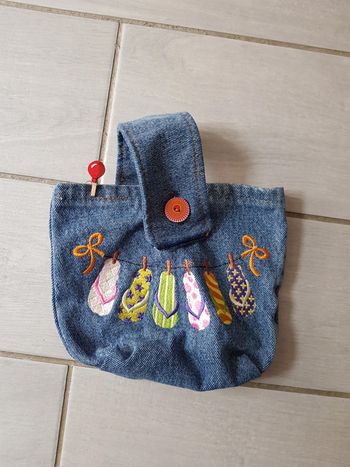 Petit sac en jean motif tongs  épingle décorative