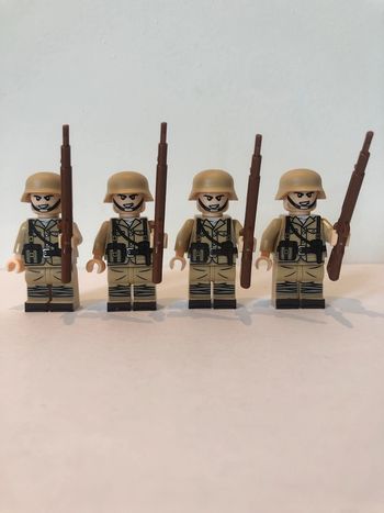 Figurine type lego 4 soldats allemands Afrika Korps 2ème guerre mondiale. Soldats