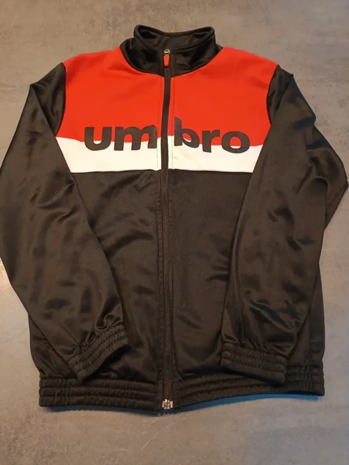Vends veste de jogging Umbro taille 11-12 ans.