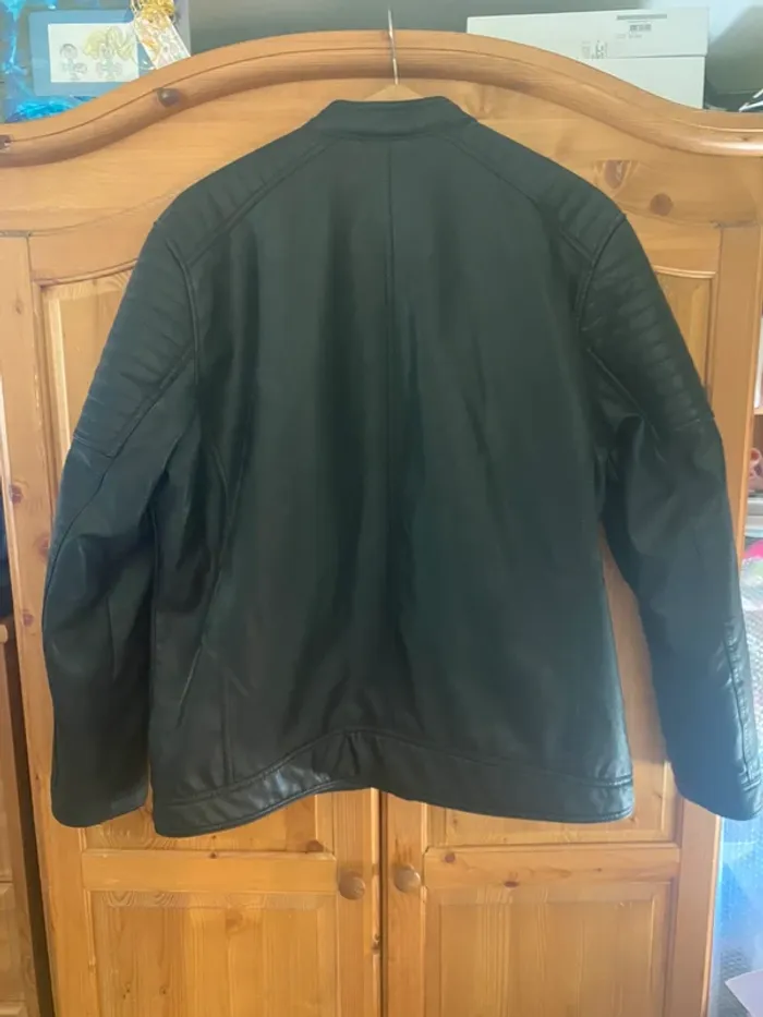 Veste en cuir jamais portée - photo numéro 3
