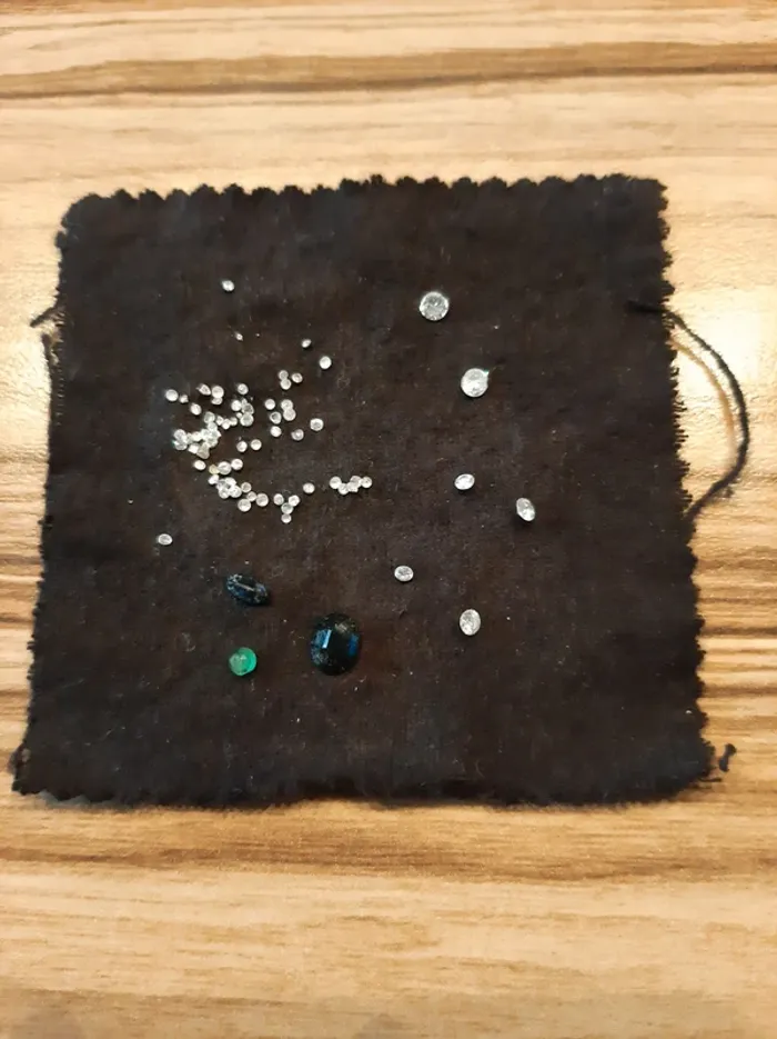 Plusieurs diamants, 2 saphirs et une émeraude