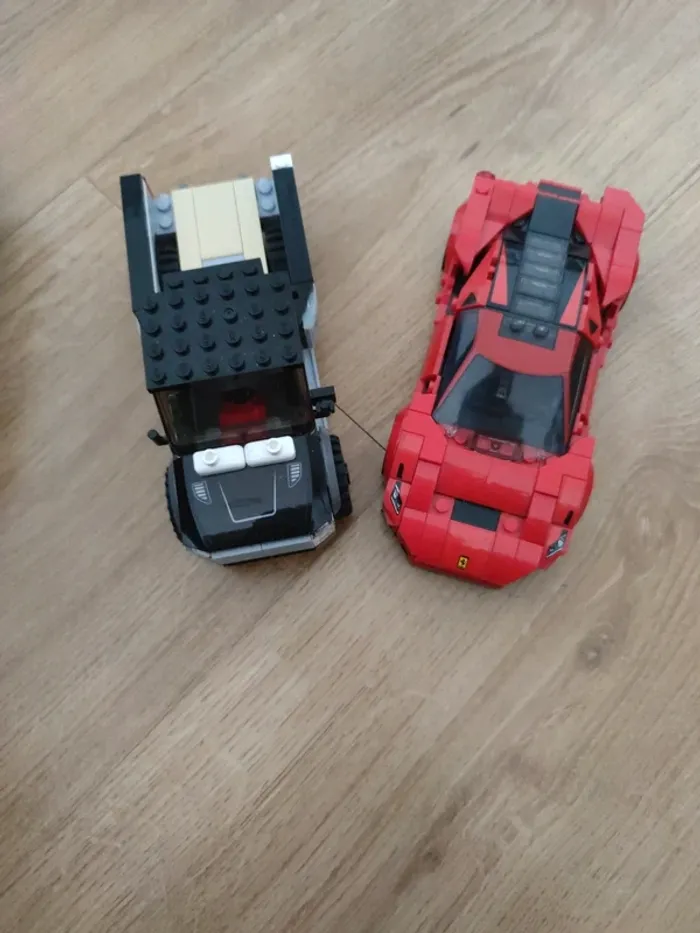Lot de deux voitures Lego bon état
