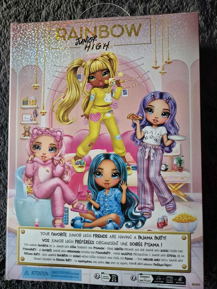 Poupée Skyler Rainbow Junior High pyjama party - photo numéro 3