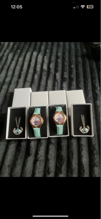 Lot 2 montres et 2 colliers stitch