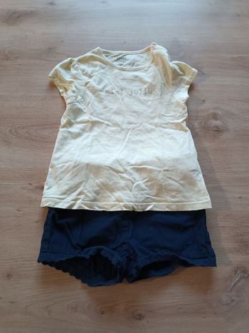 Tee shirt jaune + short bleu foncé