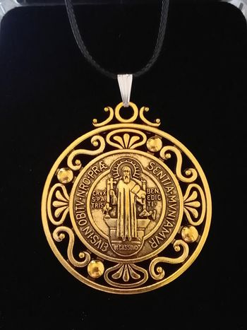 Collier corde de cire + pendentif religieux