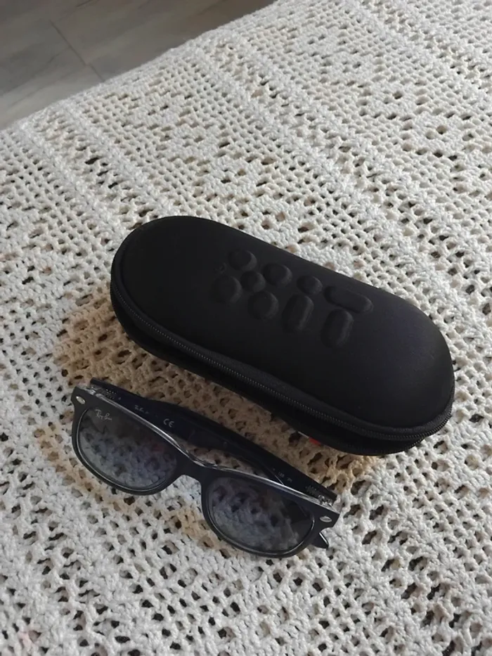 Lunette de soleil + étuie