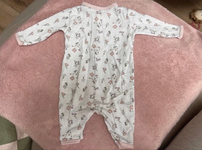 Pyjama fleurs 1 mois - photo numéro 2