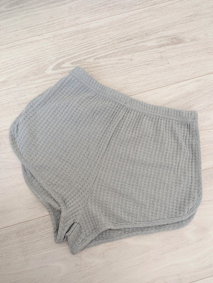 Short court taille haute et élastique matière gaufré gris taille XS 34 neuf