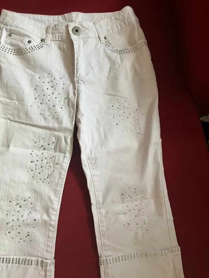 Pantacourt en jean blanc avec strass - photo numéro 3