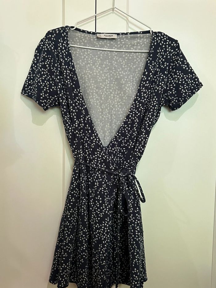 672 – robe cache-cœur à manches courtes bleu marine et fleurie blanche Pull&Bear