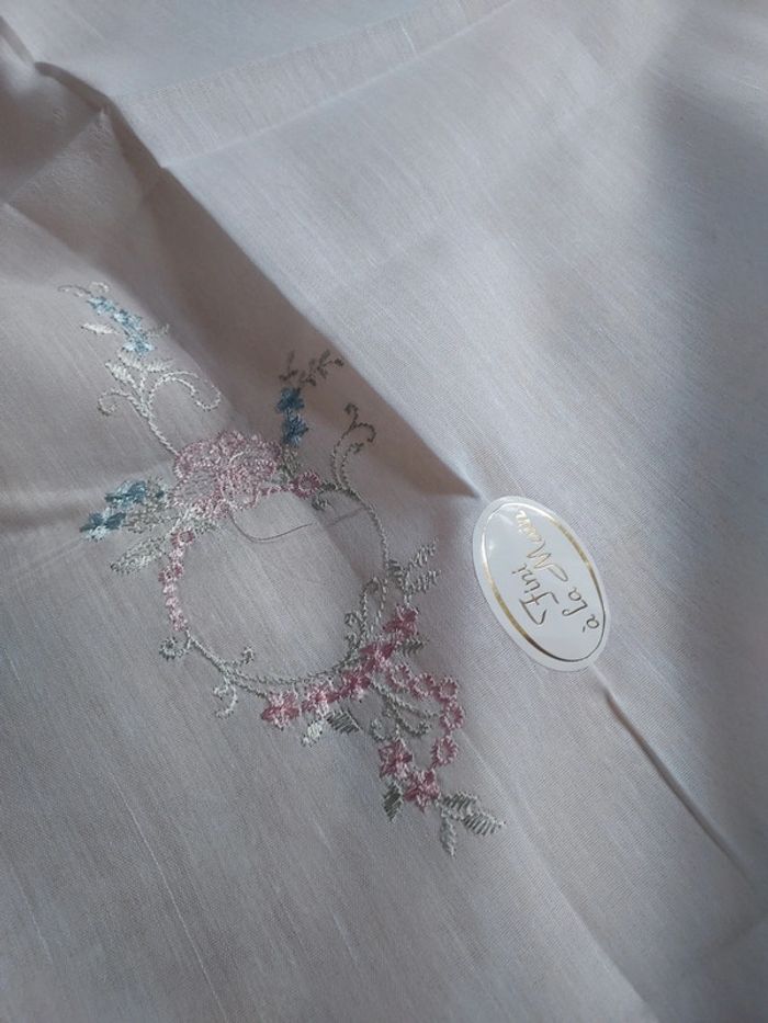 Jolie rideau ou dessus de table neuf - photo numéro 4