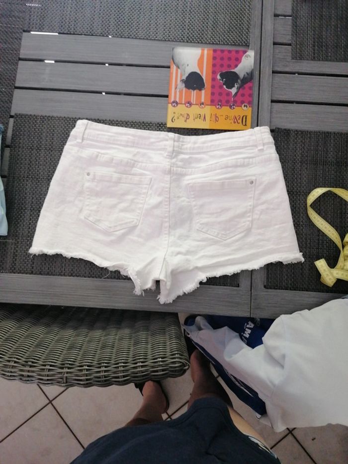 Short jean blanc taille 40 tbe - photo numéro 2