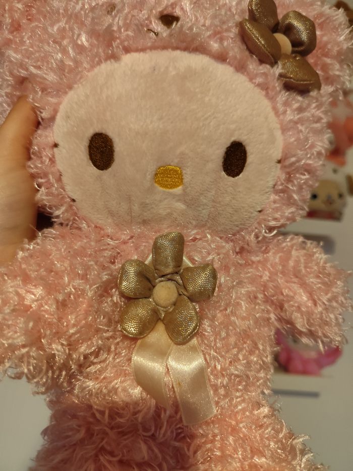 peluche doudou hello kitty sanrio ours ourson rose fluffy poils bouclés fleurs dorées ruban - photo numéro 4