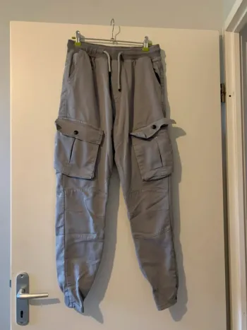 Pantalon chino gris