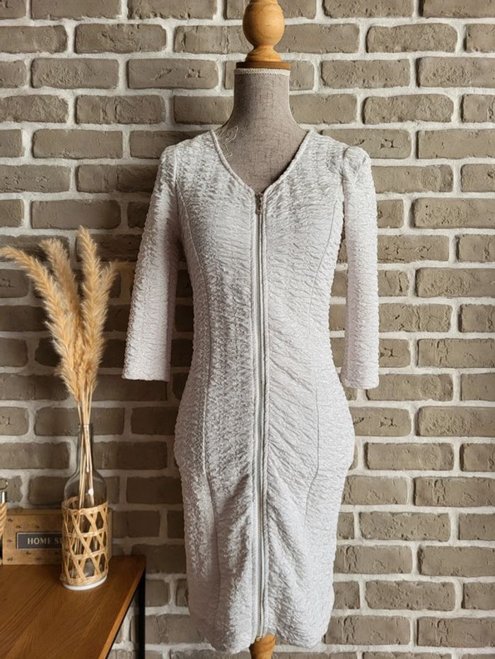 Robe blanche moulante avec fermeture éclair et tissu gaufré
