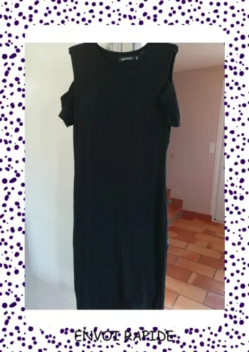 Robe noir moulante, côtelé en coton polyester, épaule dénudé