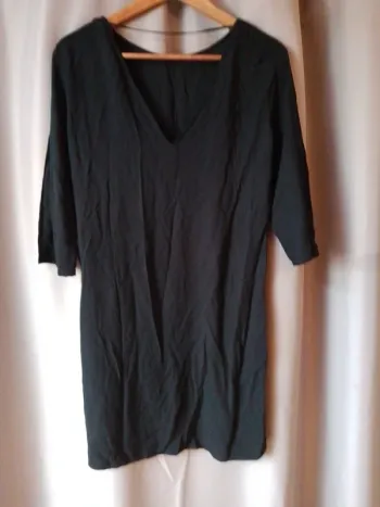 Robe noire col v