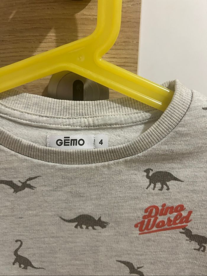 Pull dinosaure - photo numéro 2
